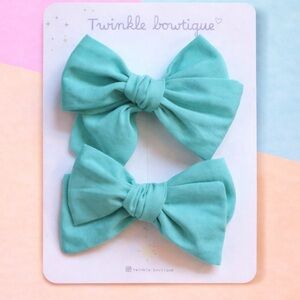 Twinkle Boutique Aqua Hair Bow Set